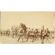 [Convoi sur une route].