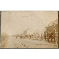 [Convoi sur une route, chevaux].