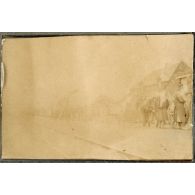 [Convoi sur une route, chevaux].