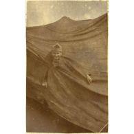 [Portrait humoristique : Maximilien Laurent drapé dans la toile d'une tente]