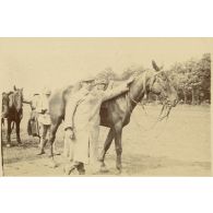 [Maximilien Laurent pose avec un cheval].