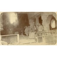 [Portrait de groupe dans une église qui a été bombardée].