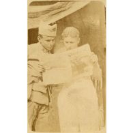 Surpris en lecture. [légende d'origine]