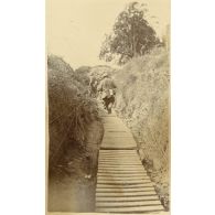 [Dans une tranchée]