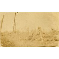 Ce que l'on voit, au-dessus de la tranchée de 1ère ligne à A... [légende d'origine]