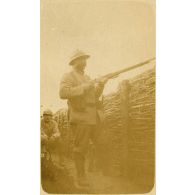 Poilu s'apprêtant à tirer. [légende d'origine]