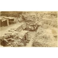 Dans des tranchées].