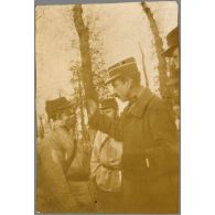 Essai de masque contre le gaz asphyxiant. [légende d'origine]