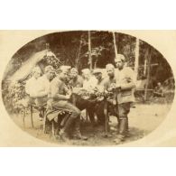 Un déjeuner. [légende d'origine]