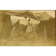 [Des artilleurs lors d'une pause].