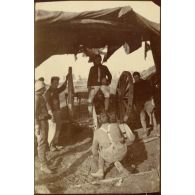 [Artilleurs et canon].