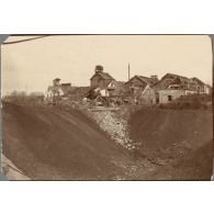 Ham, Entonnoir sur la route de St-Quentin. [légende d'origine]