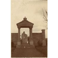 Solente [Oise], le cimetiere, amis et ennemis unis dans la mort. [légende d'origine]