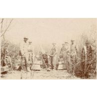 Front de Champagne. En batterie devant le Cornillet - mai 1917. [légende d'origine]