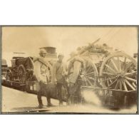 [Un groupe d'artilleurs devant des wagons].