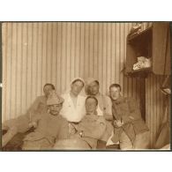 A B [?] les élèves "[?]" s'amusent. [légende d'origine]