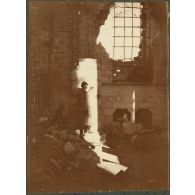 Le capitaine Bender dans la cathédrale de Soissons. [légende d'origine]