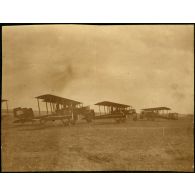 Escadrille de trois "Capronis" bombardiers. [légende d'origine]