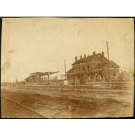 La gare de Roye après l'évacuation définitive - septembre 1918. [légende d'origine]