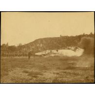 Expériences de lance-flammes à Fontainebleau. [légende d'origine]