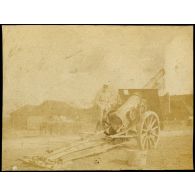 Un 155 long sur affût Schneider. [légende d'origine]