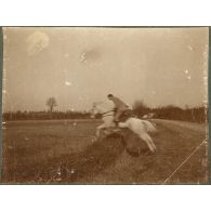 Gaston et Rerensky sautant une haie. [légende d'origine]