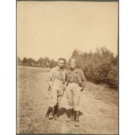 Deux copains. [légende d'origine]