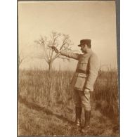 Tir au revolver. [légende d'origine]