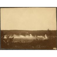 Tir de barrages en toxique sur la "tranchée des chiens" - Fontainebleau. [légende d'origine]