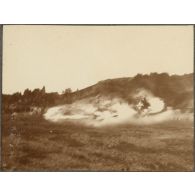 Expériences de lance-flammes à Fontainebleau. [légende d'origine]