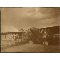 Rencontre au sol d'un F60 et d'un Caproni. [légende d'origine]