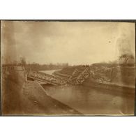 [Un pont effondré].