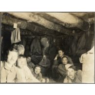 Intérieur de la Casemate de la 1ere section avant le bombardement du 11 mai. [légende d'origine]