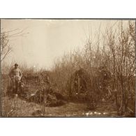 Le lieutenant de Kerhimat et ma pièce camouflée dans le bois C11. [légende d'origine]