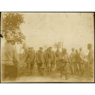 Prisonniers faits en Champagne (Mont Blond) 16 avril 1917. [légende d'origine]