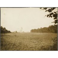 Explosion d'un dépôt de munitions le long de la route de Sept-Saulx (Champagne). [légende d'origine]