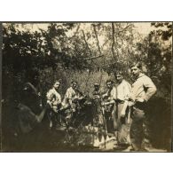 Les servants de la 1ere Piece au bois de Sept Saulx. [légende d'origine]