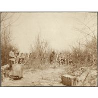 La 1ere section dans le bois C11 - le 5 mai 1917 à H-5. [légende d'origine]