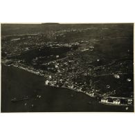 Vue sur le Bosphore, prise à 2000 mètres. [légende d'origine]