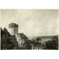 Tours construites par Mehmet II sur le Bosphore. [légende d'origine]