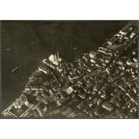 Les bords du Bosphore, mosquée d'OrtaKöy. [légende d'origine]