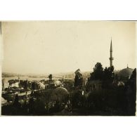 Eyoub : avec vue sur Galata et Stamboul. [légende d'origine]