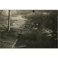 Aspects de la Corne d'Or en avion. [légende d'origine]