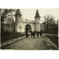 La porte Auguste - Entrée du Palais du vieux Sérail. [légende d'origine]