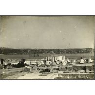 Le Bosphore - campement turc sur la côte d'Europe. En face Sentari [?] sur la cote d'Asie. [légende d'origine]