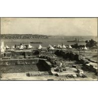 Les Pierres - campement turc - En face, Santori et les Iles des Princes. [légende d'origine]