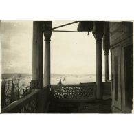 Vue sur la mosquée d'Ortaköy et le palais de Dolmabahçe. [légende d'origine]