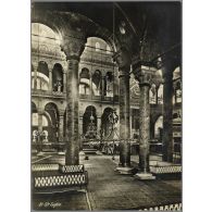 Intérieur de la mosquée de Sainte-Sophie. [légende d'origine]