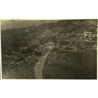 Un avion SPAD survolant Constantinople. [légende d'origine]