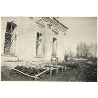 [Tombes allemandes devant une église orthodoxe].